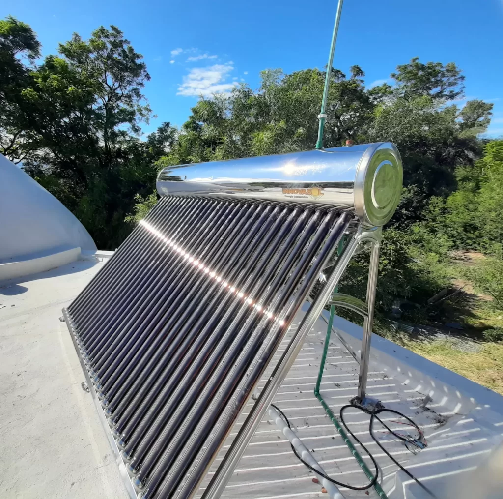 Paneles solares apra generar energía fotovoltaica colocados sobre el techado de una residencia en la ciudad