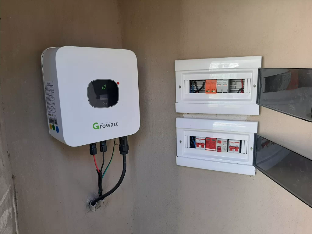 Paneles solares apra generar energía fotovoltaica colocados sobre el techado de una residencia en la ciudad