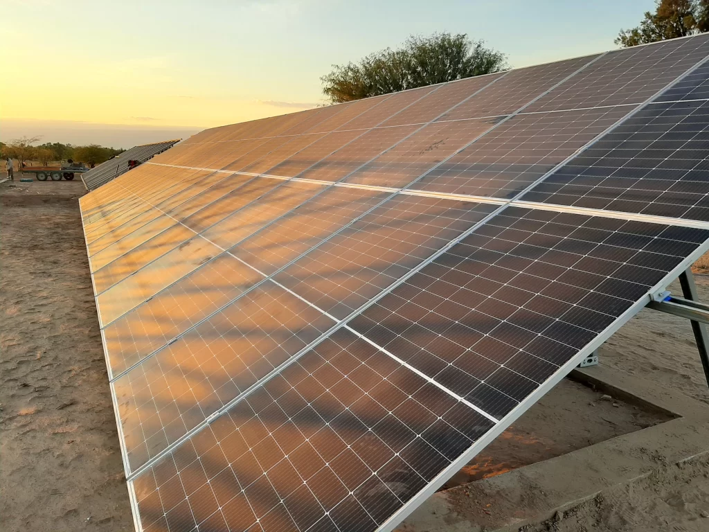 Placas fotovoltaicas en un campo para abastecer de electricidad bombeo de agua en cultivos y establecimientos ganaderos