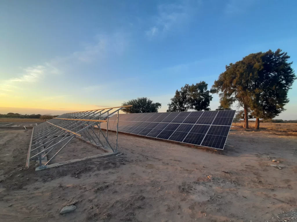 Placas fotovoltaicas en un campo para abastecer de electricidad bombeo de agua en cultivos y establecimientos ganaderos