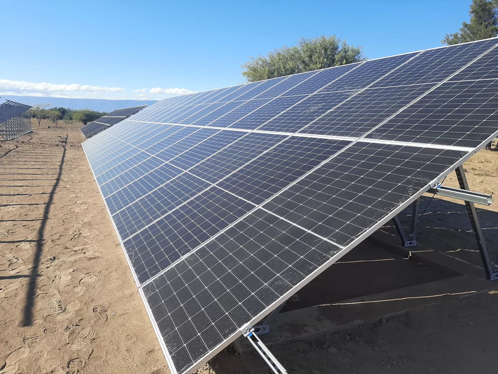 Placas fotovoltaicas en un campo para abastecer de electricidad bombeo de agua en cultivos y establecimientos ganaderos