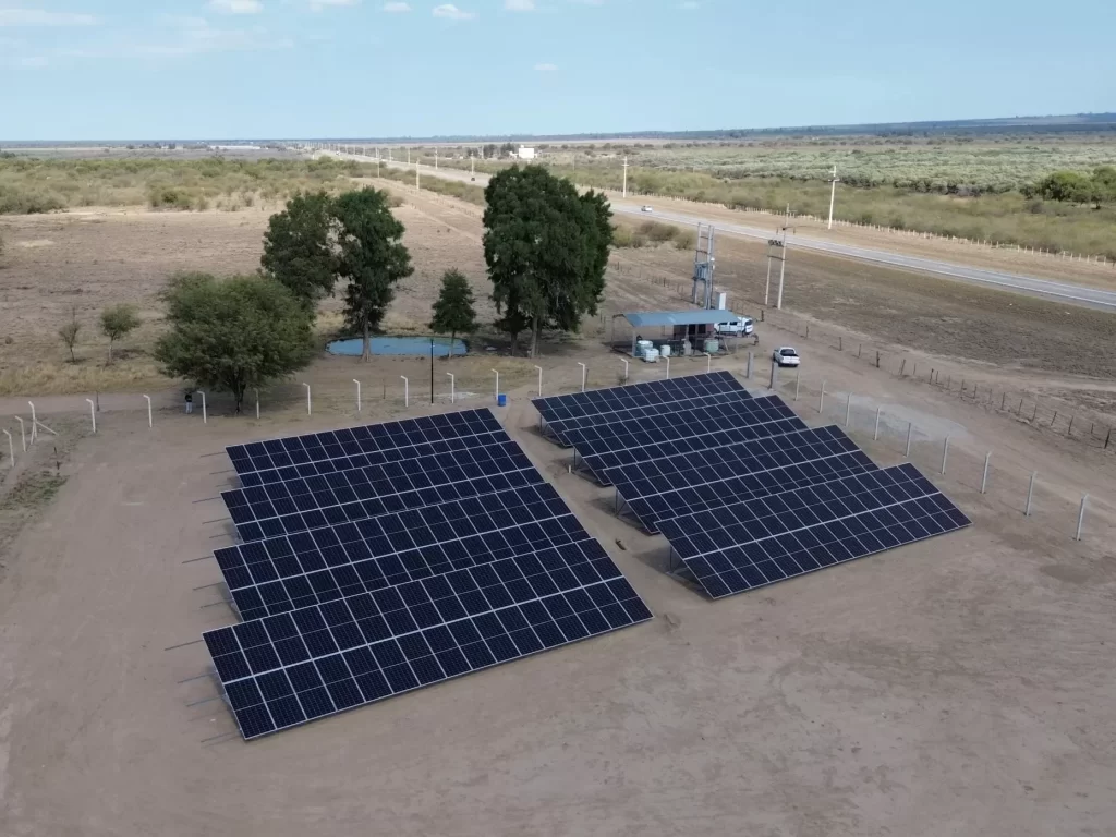 Placas fotovoltaicas en un campo para abastecer de electricidad bombeo de agua en cultivos y establecimientos ganaderos