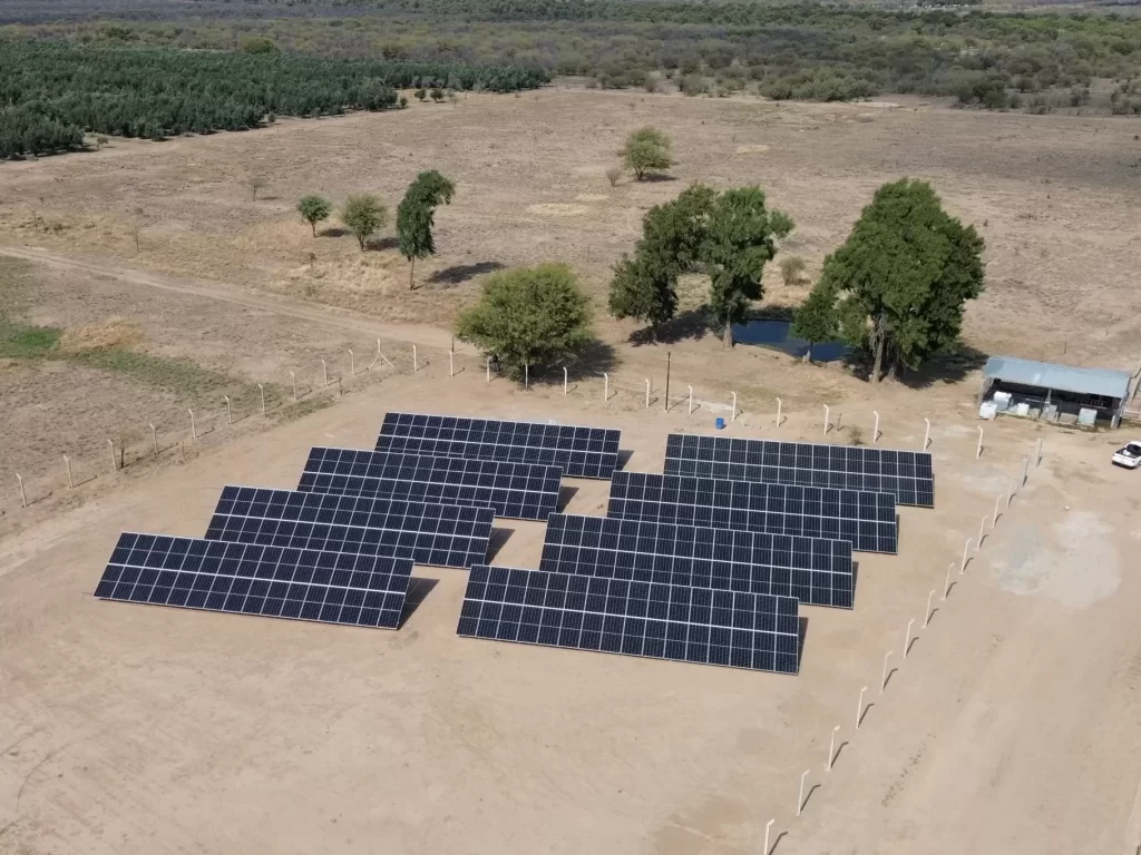 Placas fotovoltaicas en un campo para abastecer de electricidad bombeo de agua en cultivos y establecimientos ganaderos