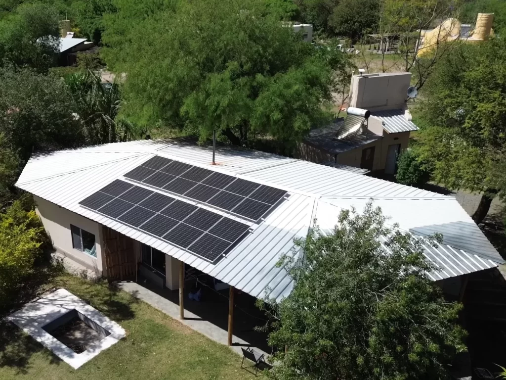 PLaca fotovoltaica en el techo de una vivienda